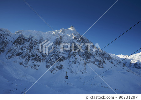 Aiguille du Midi and surrounding mountain range Aiguille du Midi and surrounding mountain range 90231297