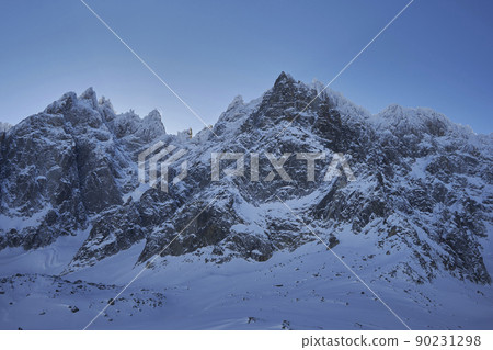 Aiguille du Midi and surrounding mountain range 90231298
