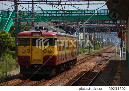 信越本線 115 系列快車接近尾聲（懷舊新潟色） 90231502