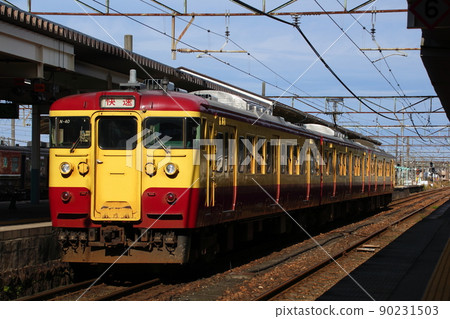 信越本線 115 系列快車接近尾聲(懷舊新潟色) 信越本線 115 系列快車接近尾聲(懷舊新潟色) 90231503