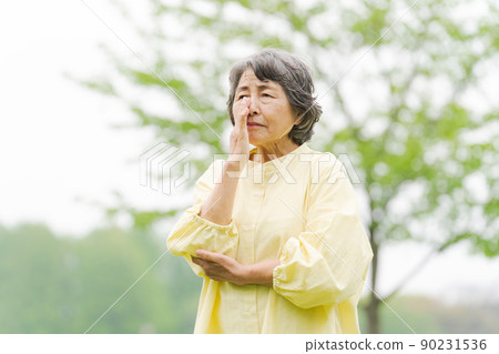 Park senior woman Park senior woman 90231536