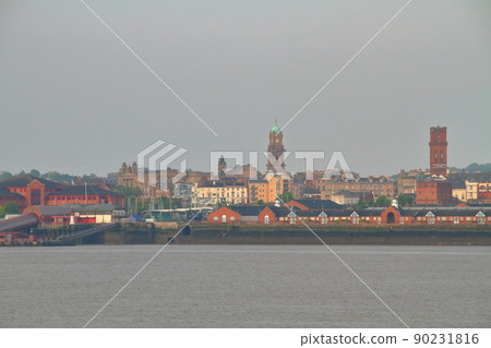 從英國利物浦碼頭俯瞰默西河對岸的伯肯黑德 90231816