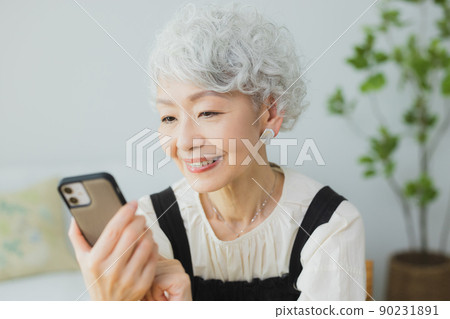 Gray-haired women lifestyle 90231891