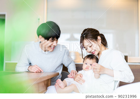 與嬰孩的愉快的家庭 90231996