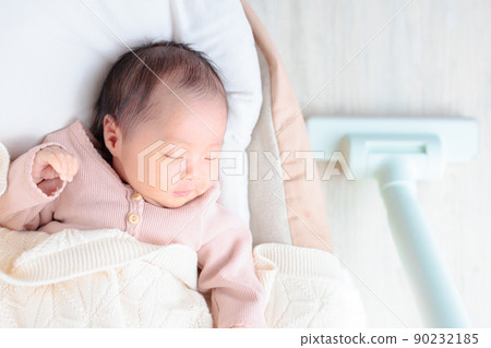 Vacuuming next to the baby's sleeping life sound Housework 18 days after birth 90232185
