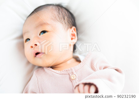 健康新生嬰兒出生後 26 天的面部表情 90232190