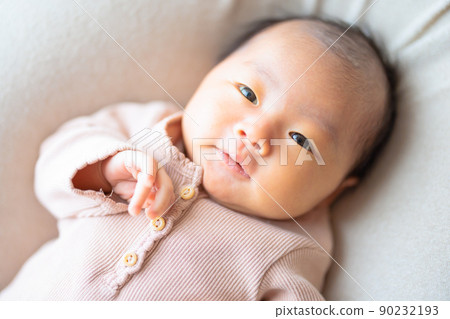 出生一個月後盯著看的快樂嬰兒的面部表情 90232193