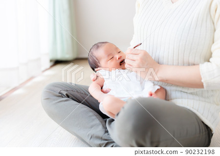 補水、白開水、薏仁茶、藥水、糖水等各種飲料，讓寶寶在出生22天后用勺子喝水 90232198