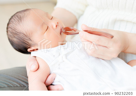 Various drinks such as hydration, plain hot water, barley tea, medicine, sugar water, etc. that make the baby drink with a spoon 22 days after birth Various drinks such as hydration, plain hot water, barley tea, medicine, sugar water, etc. that make the baby drink with a spoon 22 days after birth 90232203