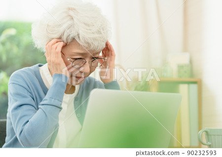 身體狀況不佳的高級女性前往電腦前 90232593