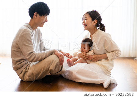 快樂的家庭有樂趣撫養孩子 快樂的家庭有樂趣撫養孩子 90232598