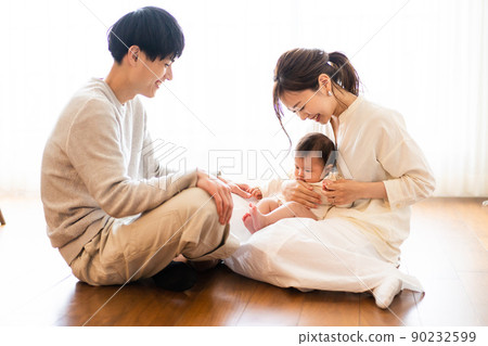 快樂的家庭有樂趣撫養孩子 快樂的家庭有樂趣撫養孩子 90232599