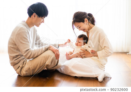快樂的家庭有樂趣撫養孩子 快樂的家庭有樂趣撫養孩子 90232600