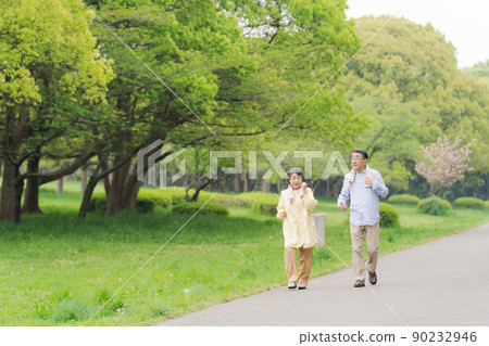 活躍的高級步行夫婦 90232946