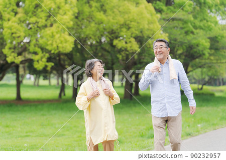 活躍的高級步行夫婦 活躍的高級步行夫婦 90232957