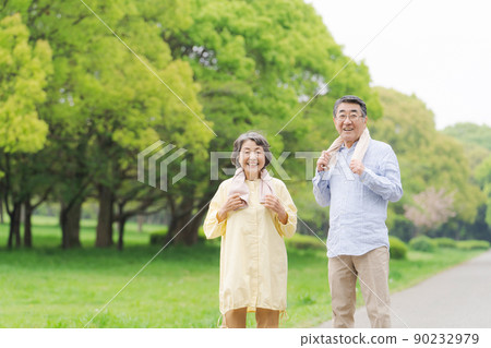 活躍的高級步行夫婦 90232979