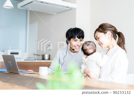 一個在家工作的父親和一個撫養孩子的母親 90233132