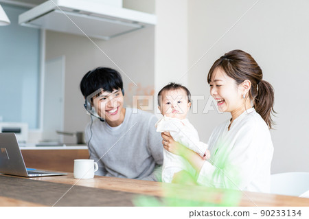 一個在家工作的父親和一個撫養孩子的母親 一個在家工作的父親和一個撫養孩子的母親 90233134