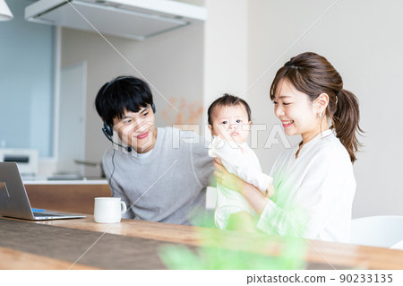一個在家工作的父親和一個撫養孩子的母親 一個在家工作的父親和一個撫養孩子的母親 90233135