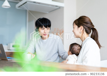 A father who works from home and a mother who raises children A father who works from home and a mother who raises children 90233136