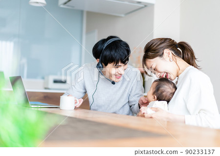 一個在家工作的父親和一個撫養孩子的母親 90233137