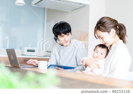 一個在家工作的父親和一個撫養孩子的母親 一個在家工作的父親和一個撫養孩子的母親 90233138