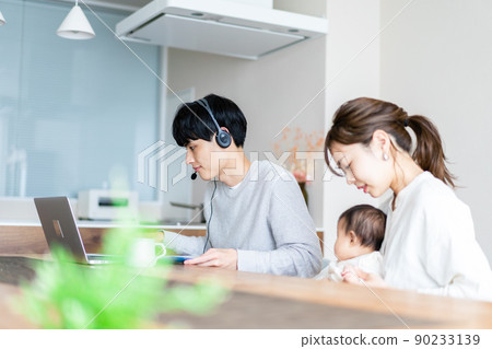 一個在家工作的父親和一個撫養孩子的母親 一個在家工作的父親和一個撫養孩子的母親 90233139
