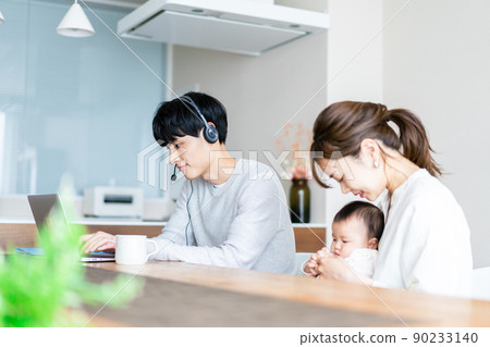 一個在家工作的父親和一個撫養孩子的母親 一個在家工作的父親和一個撫養孩子的母親 90233140