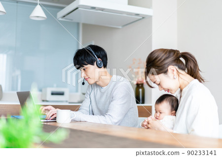 一個在家工作的父親和一個撫養孩子的母親 90233141
