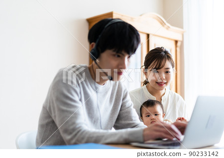 A father who works from home and a mother who raises children A father who works from home and a mother who raises children 90233142