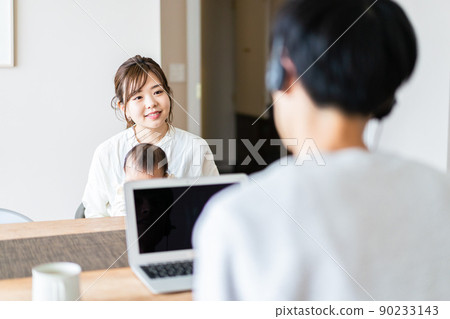 一個在家工作的父親和一個撫養孩子的母親 一個在家工作的父親和一個撫養孩子的母親 90233143