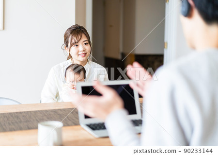 一個在家工作的父親和一個撫養孩子的母親 一個在家工作的父親和一個撫養孩子的母親 90233144