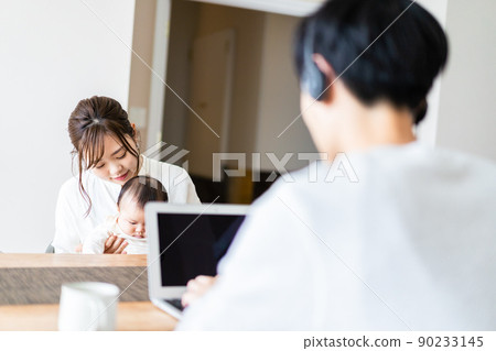 一個在家工作的父親和一個撫養孩子的母親 一個在家工作的父親和一個撫養孩子的母親 90233145