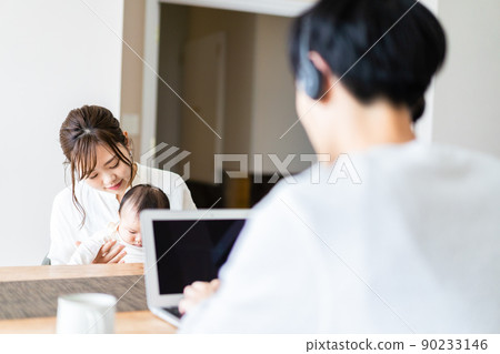 一個在家工作的父親和一個撫養孩子的母親 90233146