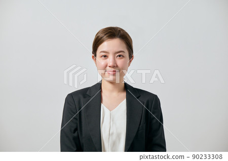 看著相機的女商人坐在夾克 看著相機的女商人坐在夾克 90233308