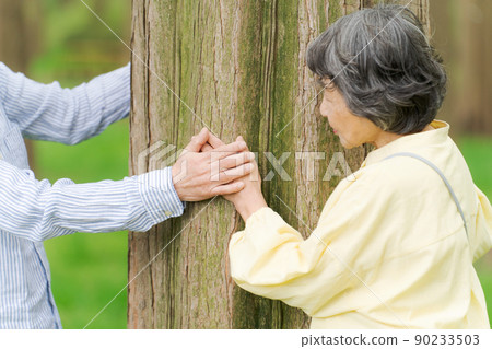 Seniors who come into contact with nature 90233503