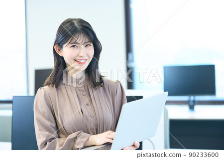 有個人計算機的女性辦公室程序員生產工程師生產 有個人計算機的女性辦公室程序員生產工程師生產 90233600