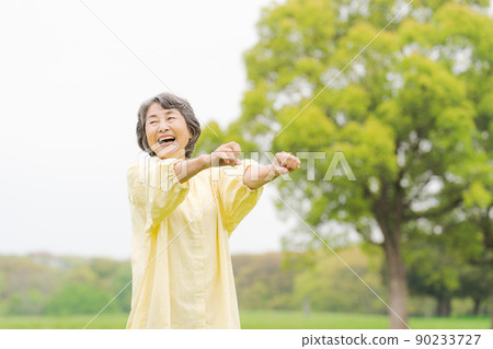 Active senior woman 90233727