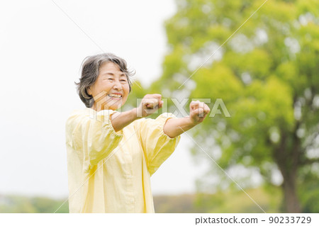 活躍的資深婦女 90233729