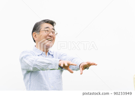 活躍的高級男性 90233949