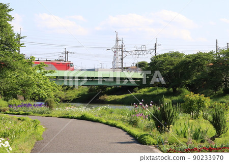 EH500 電力機車在流經日本埼玉縣蓮田市附近的 Motoara 河上的鐵橋上運行 EH500 電力機車在流經日本埼玉縣蓮田市附近的 Motoara 河上的鐵橋上運行 90233970