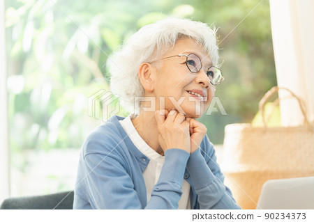 A woman in her 60s who expects to make a profit from asset management A woman in her 60s who expects to make a profit from asset management 90234373