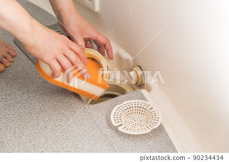 [Middle housewife cleaning the drain of the bathroom] 90234434