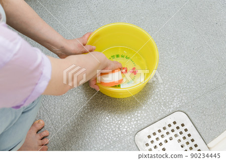 [Middle housewife cleaning the bathroom washbasin] 90234445