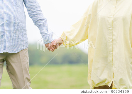 資深夫婦在戶外散步 90234569