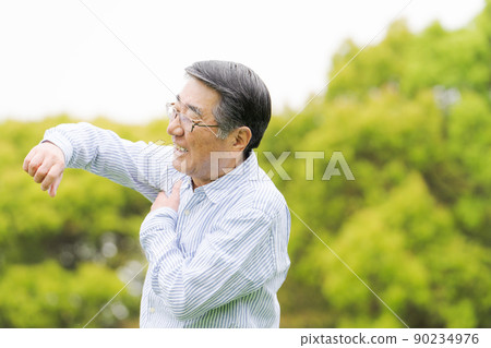 活躍的高級男性 90234976