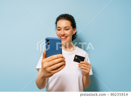woman with smartphone 90235914