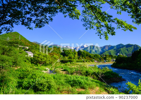 (Gunma Prefecture) Minakami Town, a spectacular view of the fresh greenery and the Tanigawa mountain range 90237000