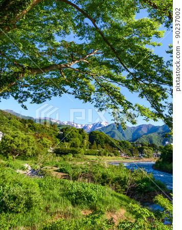 (Gunma Prefecture) Minakami Town, a spectacular view of the fresh greenery and the Tanigawa mountain range 90237002