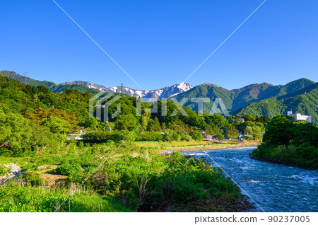 (Gunma Prefecture) Minakami Town, a spectacular view of the fresh greenery and the Tanigawa mountain range 90237005